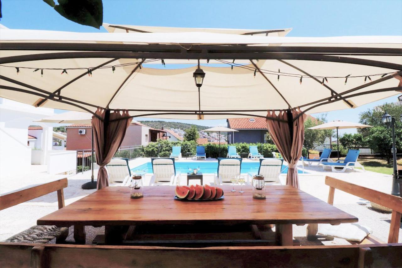 Villa Mendula Trogir - Luxury Villa By The Beach - Heated Pool - Organic Garden Exterior foto