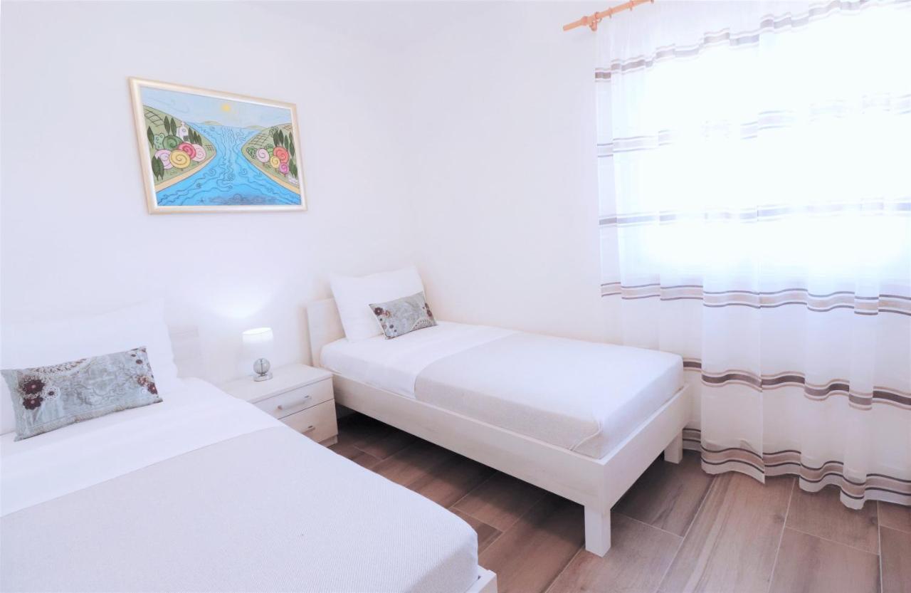 Villa Mendula Trogir - Luxury Villa By The Beach - Heated Pool - Organic Garden Exterior foto